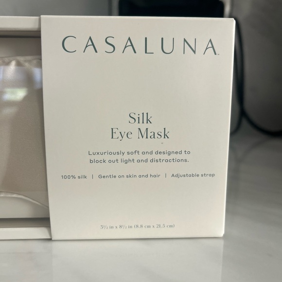 Casaluna Cream Silk Eye Mask - Picture 2 of 3